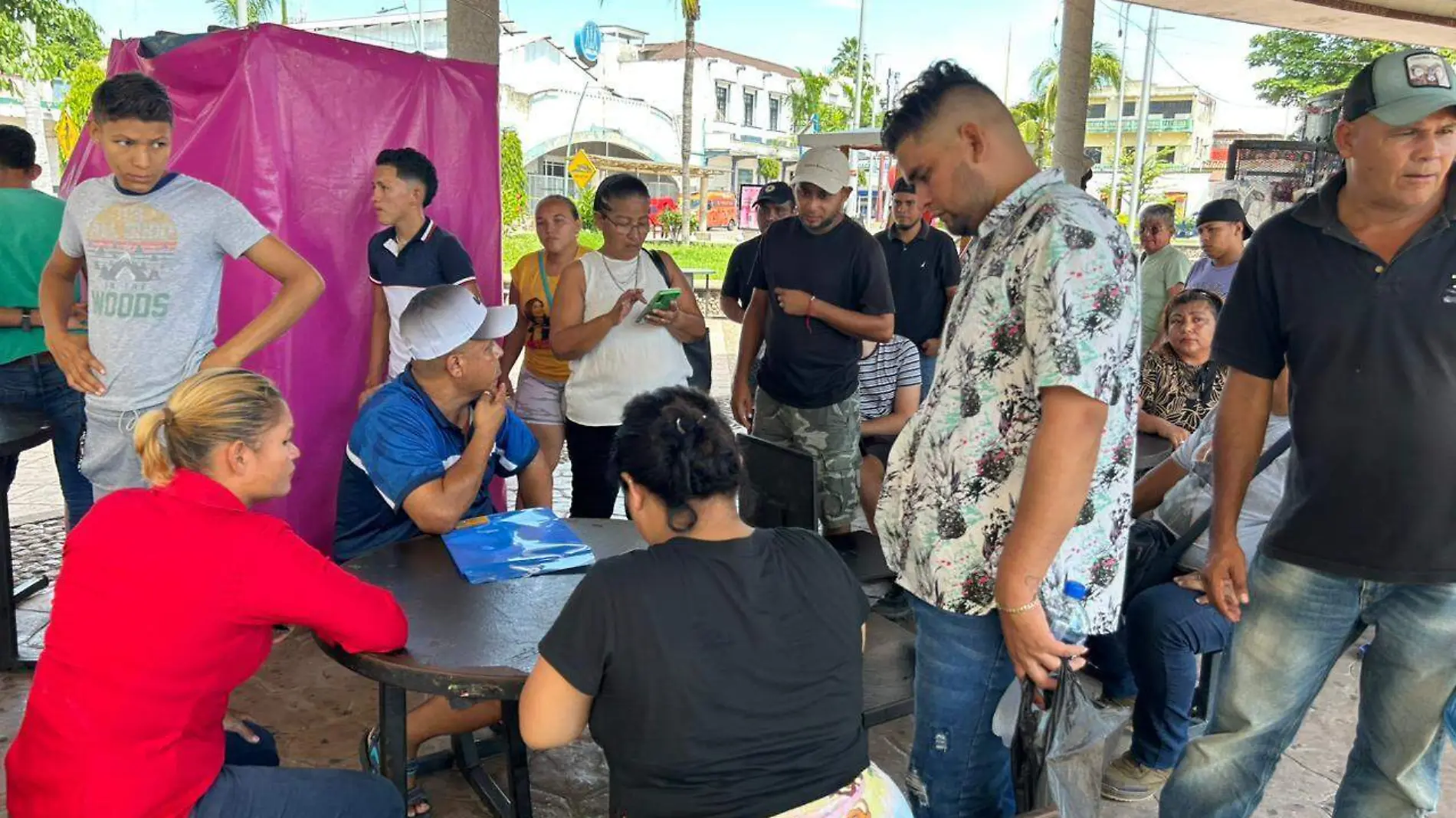 Migrantes reunidos en el parque Bicentenario